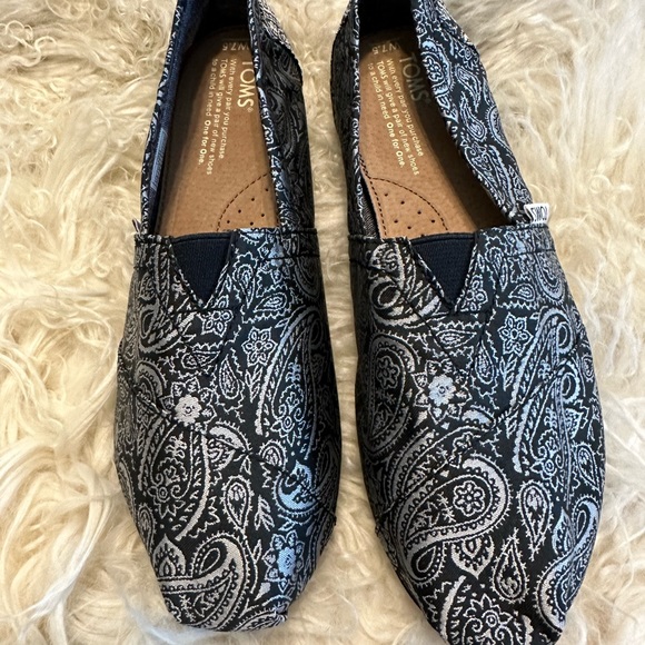 Toms Shoes - Brand new Toms Classic Black/Silver Paisey!  New in box.  Never worn!🖤🩶